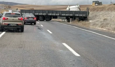 Yozgat’ta Yağışlı Havada Tır Kaza Yaptı, Trafik Durdu