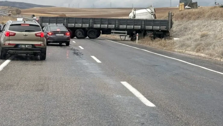 Yozgat’ta Yağışlı Havada Tır Kaza Yaptı, Trafik Durdu